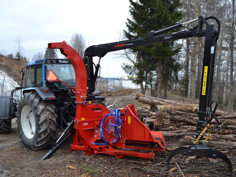 Измельчитель древесины Farmi Forest CH 260 HFC c гидроманипулятором на тракторе МТЗ