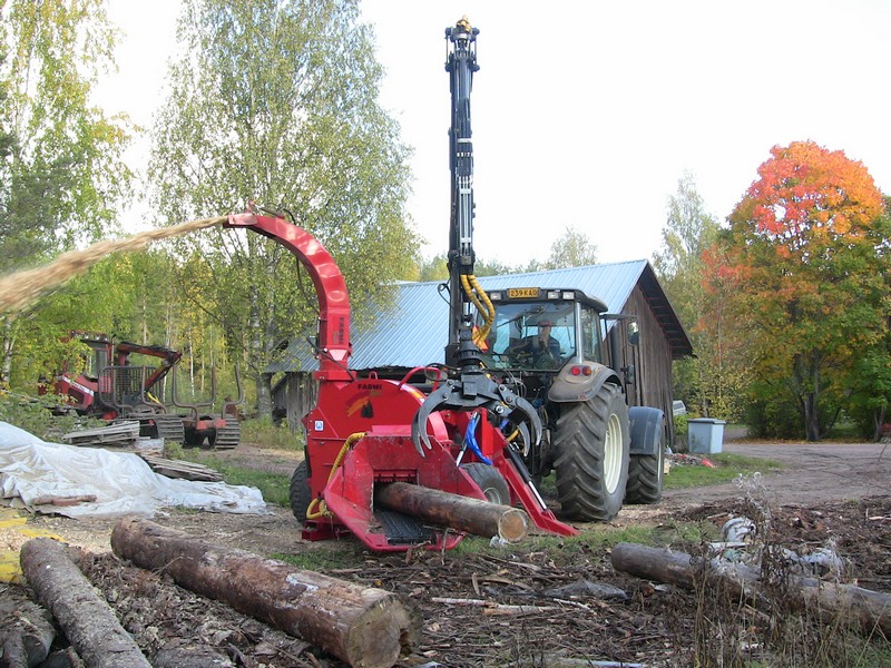 Дробилка древесины для производства щепы Farmi Forest CH 381 HFC (380) с манипулятором на прицепе